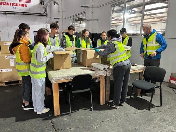 Students with NOROC helped prepare aid for shipment at the Tulcea Humanitarian Logistics Hub NOROC